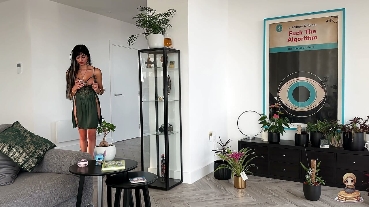 Mąż Aaliyah znów ją rozczarowuje, więc bawi się swoją cipką