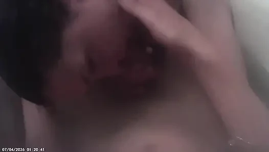 Blowjob im badezimmer von einem schönen mädchen