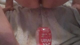 Insertion anale, squat sur une bouteille d&#39;Evian avec éjaculation rapide