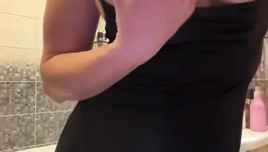 Üvey annem parmaklarıyla götünü sikiyor
