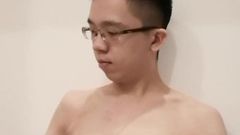 Chiński chłopiec z pasem bielizny