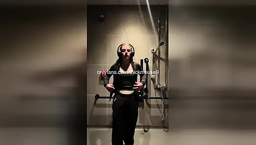 Zar zor reşit olan kız tiktok canlı yayın sırasında sert parmaklanıyor!