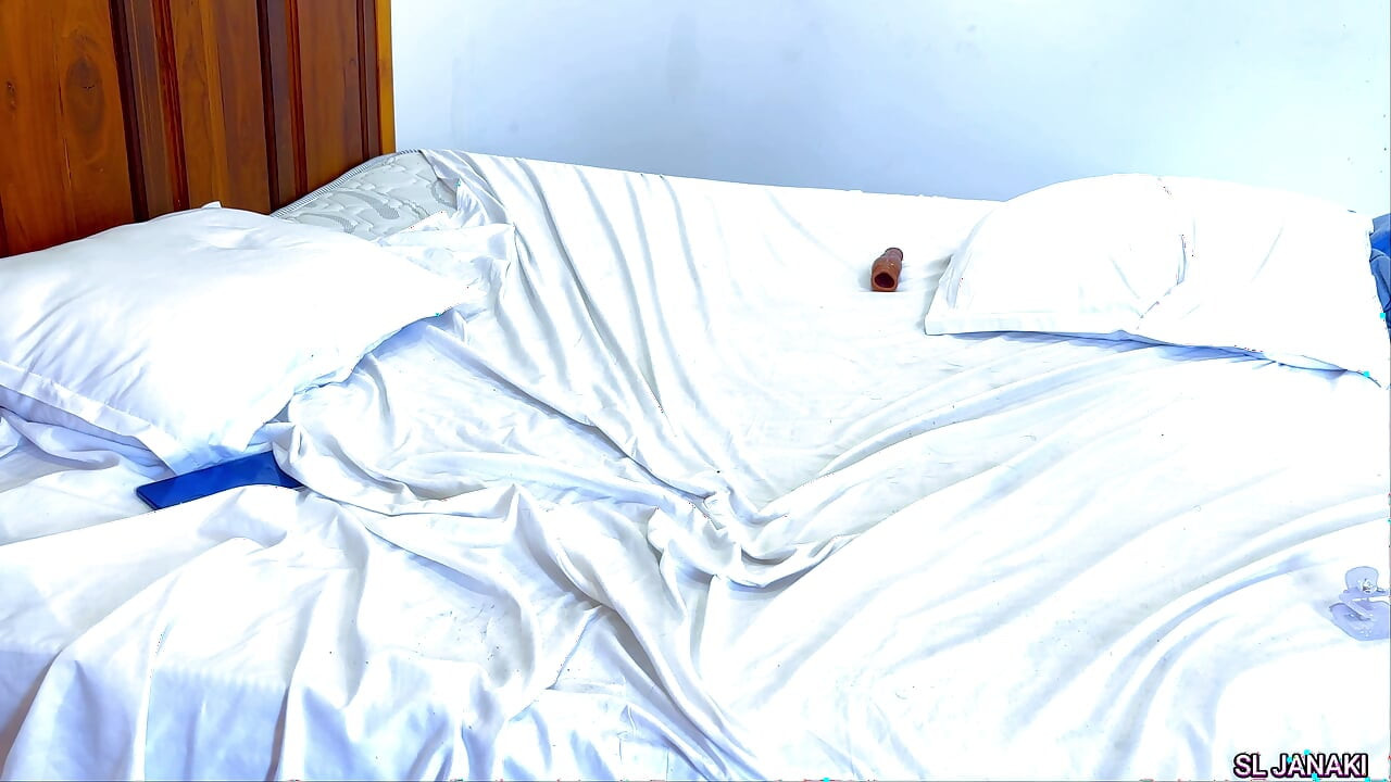 Istri hot india dengan toket besar menyusui saat lagi ngentot posisi cowgirl di kamar hotel