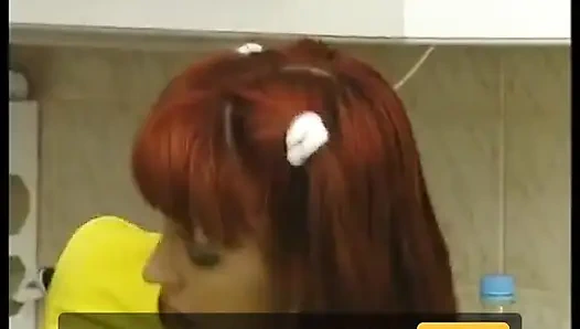 Kızıl saçlı genç kız yaşlı adam tarafından sert sikiliyor