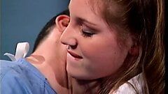 Linda adolescente candystriper es perforada por un médico en la sala de examen