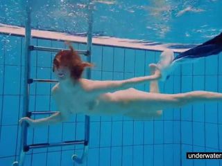 Юная девушка Avenna плавает в бассейне