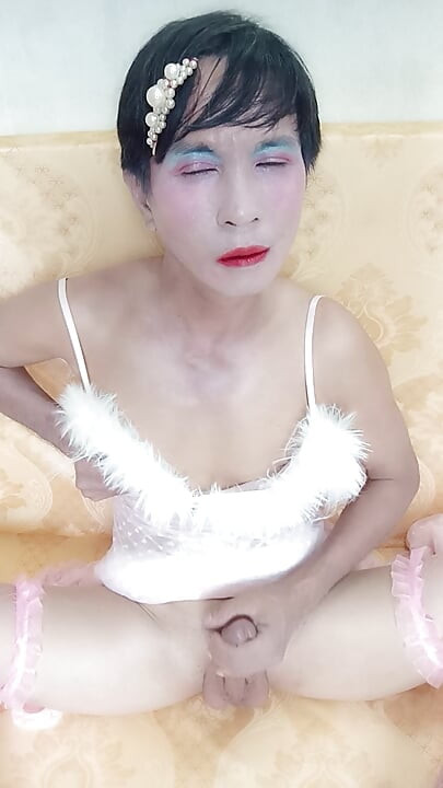 オアン・レ - セクシーなポルノプリンセスの格好をして - セルフィーが射精し、その後ペニスを喘ぐ