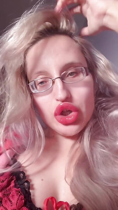 Bini Awak Tiada Apa-apa Kerana Awak Bercinta Dengan Goaldigger Findom. Ritual pinggir dalam cermin mata tebal besar dan bibir besar merah.