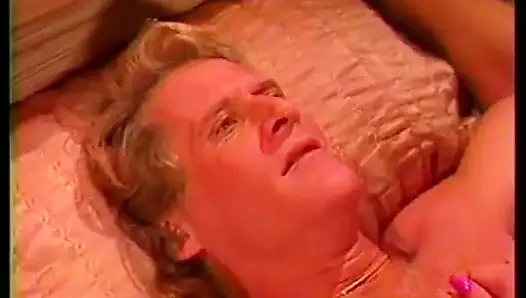 Sexy schätzchen liebt es, wie sie nach dem blowjob hart auf einem schwanz reitet - KEIN AUDIO ABER MUSIK