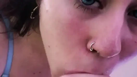 Gadis hot ini lagi asik nyepong kontolku sampai aku crot di mulutnya