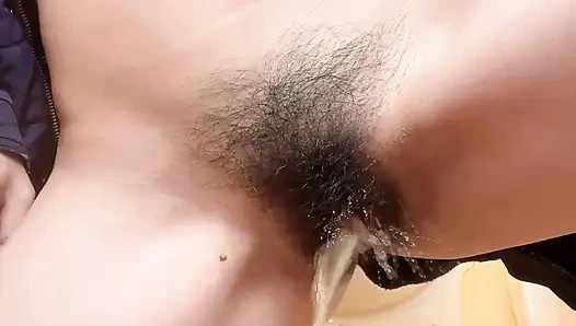 Hana Mutfakta Yemek Pişiriyor, Sonra Tuvalete Işemesi Gerekiyor