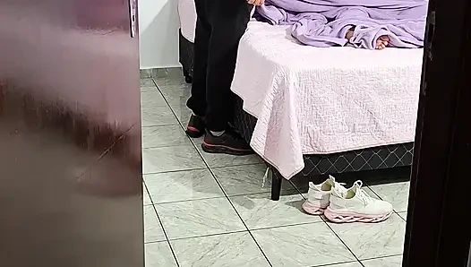 Üvey kız sabahın erken saatlerinde Karnaval'dan eve gelir ve sakso çekiyor.