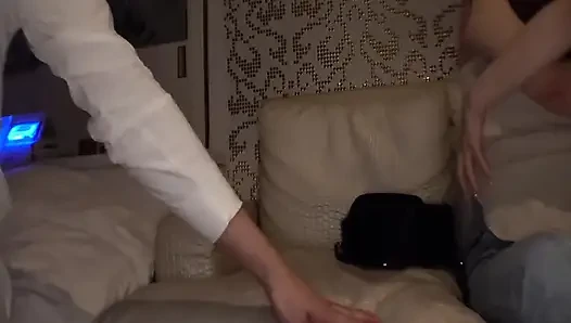 Nippelsüchtiger mann mittleren alters und sein immer verfügbares mädel-spiel. - 4