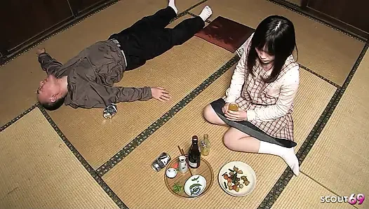 Üvey baba Asyalı samimi genç mai'i baştan çıkarıyor ve kıllı amını sikiyor