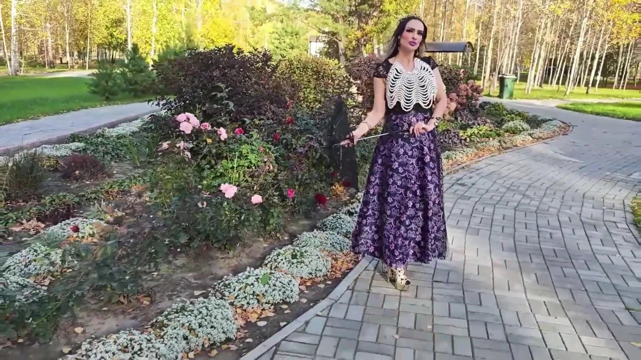 Worship Elegant Gothic Dark Goddess