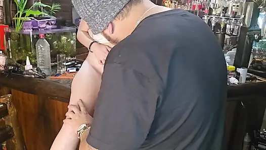 18 yaşındaki üvey kız kardeşim amcık dövmesi istedi, hatta klitorisini karanlıkta parıldattırdım ve azdı