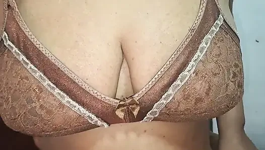 Cewek cantik Asia dengan gaun merah