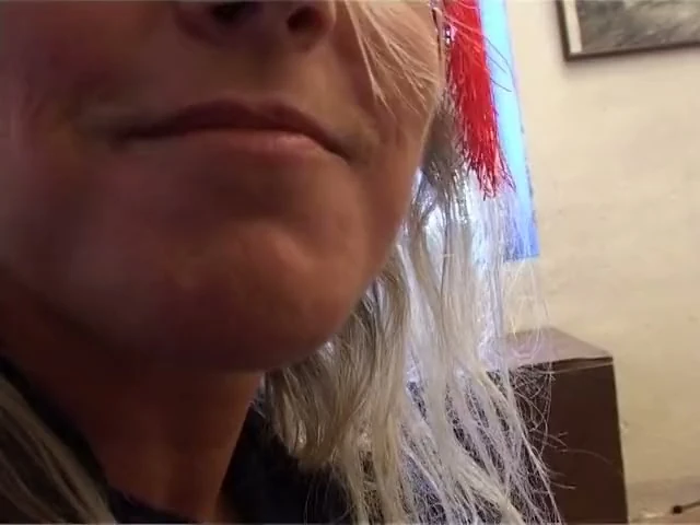 İtalyan amatör kız maskeli sikiliyor