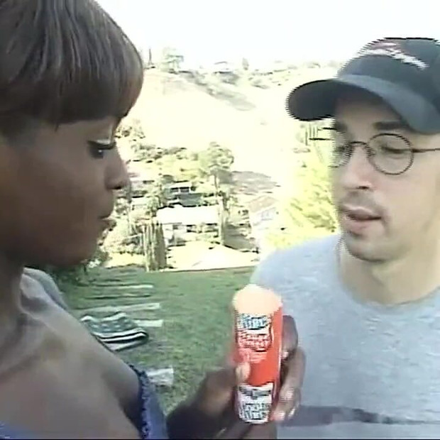 Prekrasna mršava crna djevojka jebana u guzu ogromnim bijelim kurcem koji joj svršava u usta