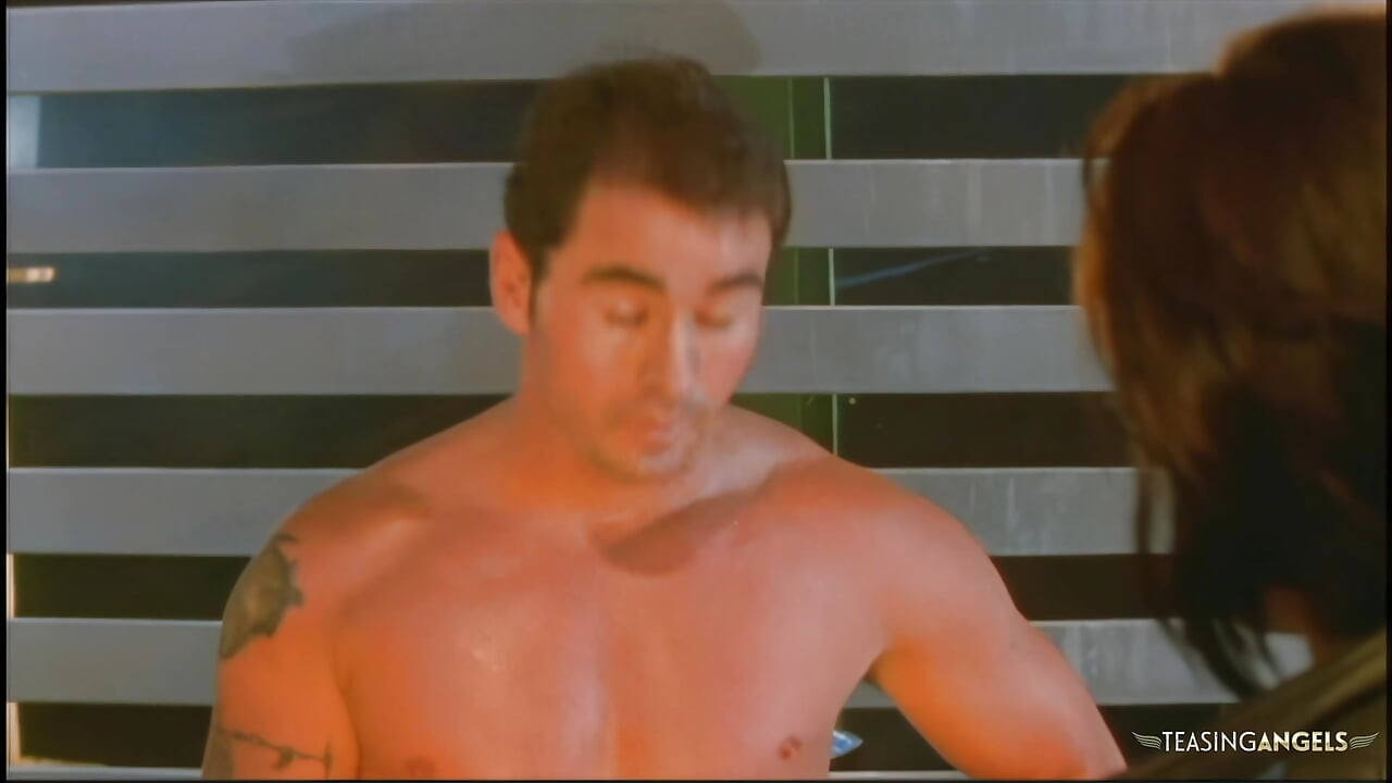 În loc să fie speriată de un bărbat musculos caucazian, femeia asiatică își dorește sexul genital