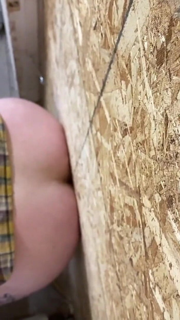 Ključni trenutak iz "Dva medvjeđa tate koriste guzu u Gloryholeu"