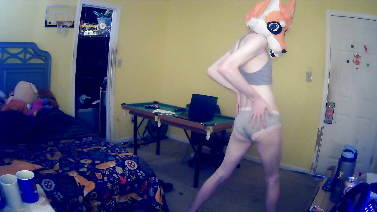 Slatki femboy Foxxo skida se za tebe