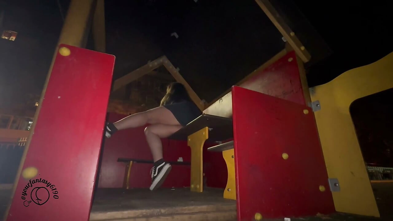 Giantess Farting in Tiny House