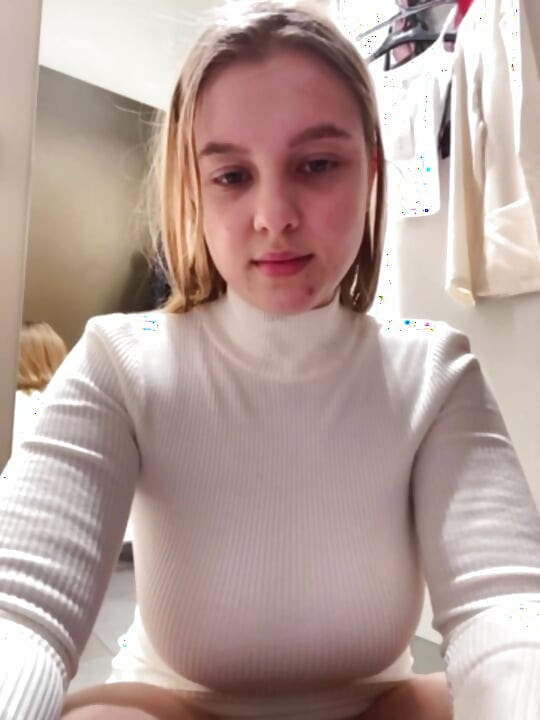 Nude ass jucielussie in the locker room