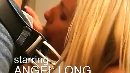 Sarışın genç kız amcığını yalıyor ve patlamalı orgazm oluyor