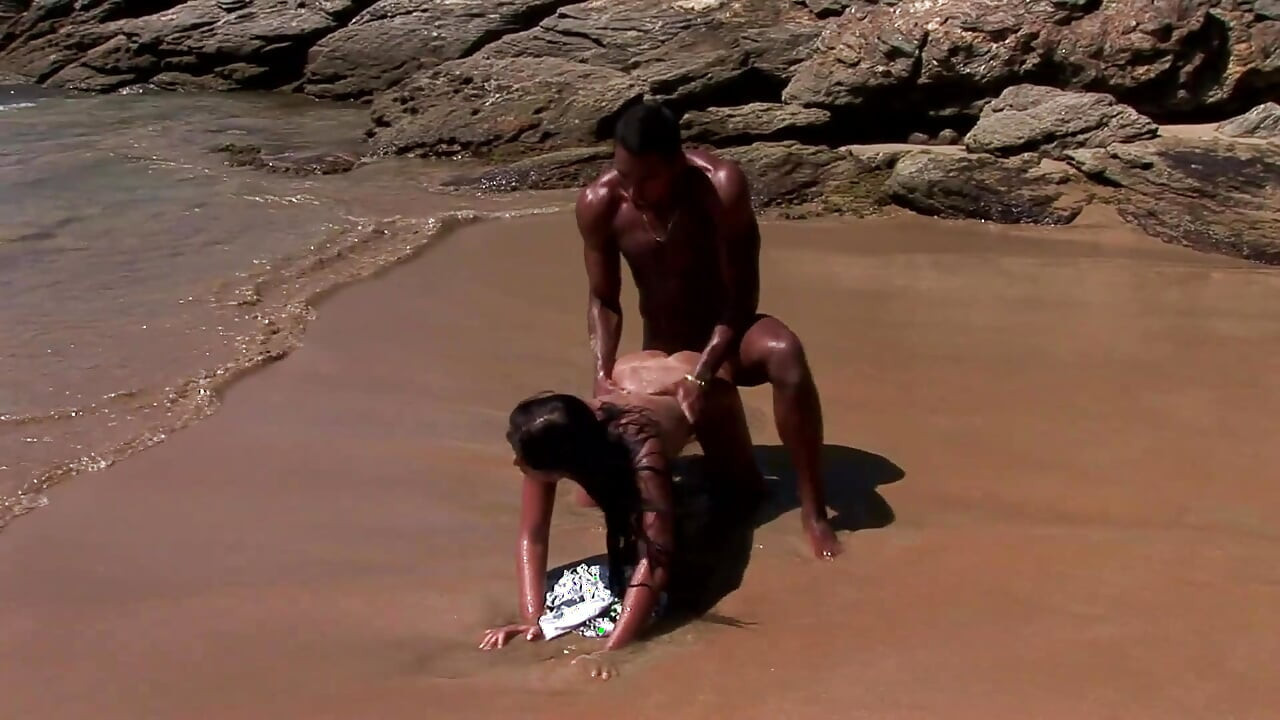 Fodendo minha buceta latina na praia