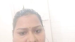 Mallu bhabhi con il culo grosso fa il bagno