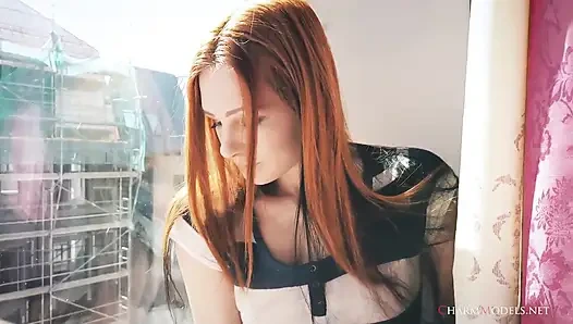 Aksi hot lea si cewek hot rambut merah di balik jendela