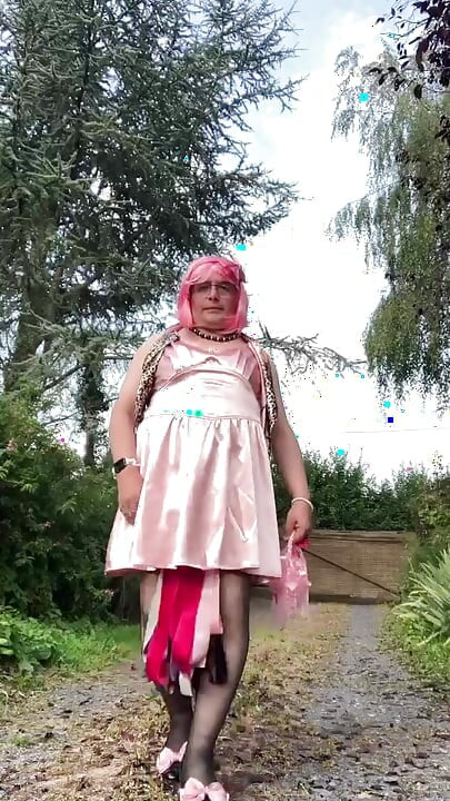 U outfitu s ružičastom haljinom za večernji izlazak