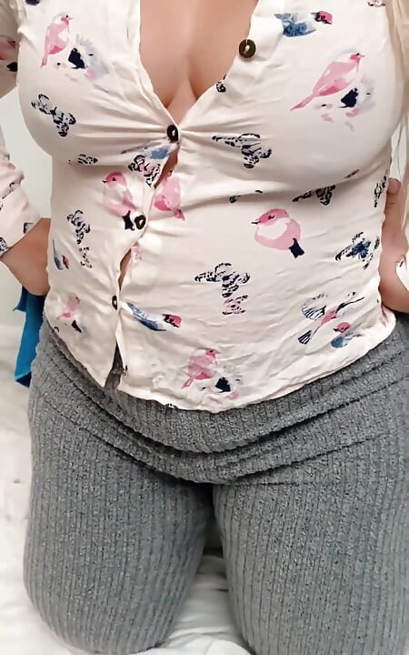 My MILF Stepmom Cleaning and Bouncing Her Beautiful Ass in Yoga Pants