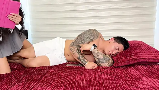 Отчим случайно путает свою падчерицу с женой и наполняет ее спермой! Секс в любительском видео