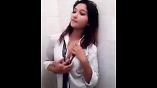 Шри-ланкийская девушка показывает свое тело