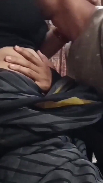 Uzbudljiv trenutak iz "Desi Prekrasna Ledy učiteljica ne može kontrolirati svoj pogrešan um dok drži lekcije kod kuće"