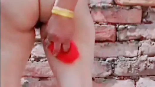 Во время купания деревенская женщина принимает ванну голышом после того, как полностью сняла ее одежду