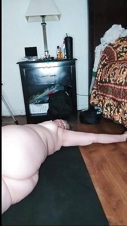 O femeie mare și frumoasă matură sexy face yoga de dimineață!