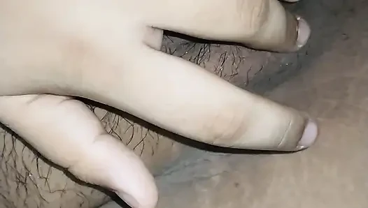 Gadis imut lagi asik fingering memek merah muda di sofa