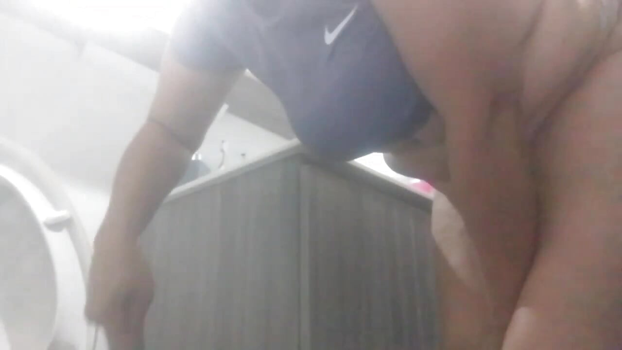 MILF ends up masturbating her big juicy pussy while alone at home