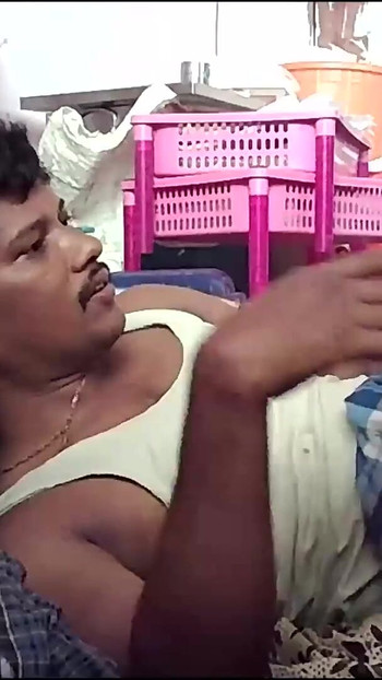 जबड़े छोड़ने का पल "भारतीय पत्नी और पति रोमांटिक चुंबन" से