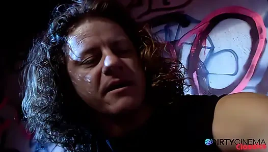 In gefangenschaft gefickt, schlampe wird im sex-kerker in den arsch gefickt