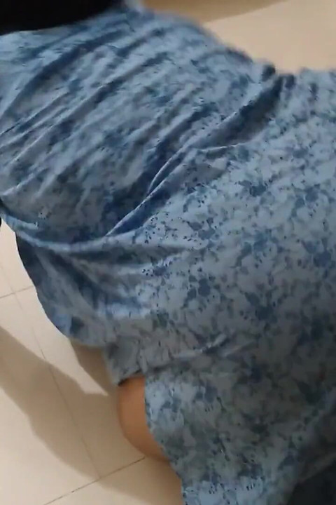 Fucking a Beautiful Hot Stepmom in Saudi Arabia When She Stuck Under Bed