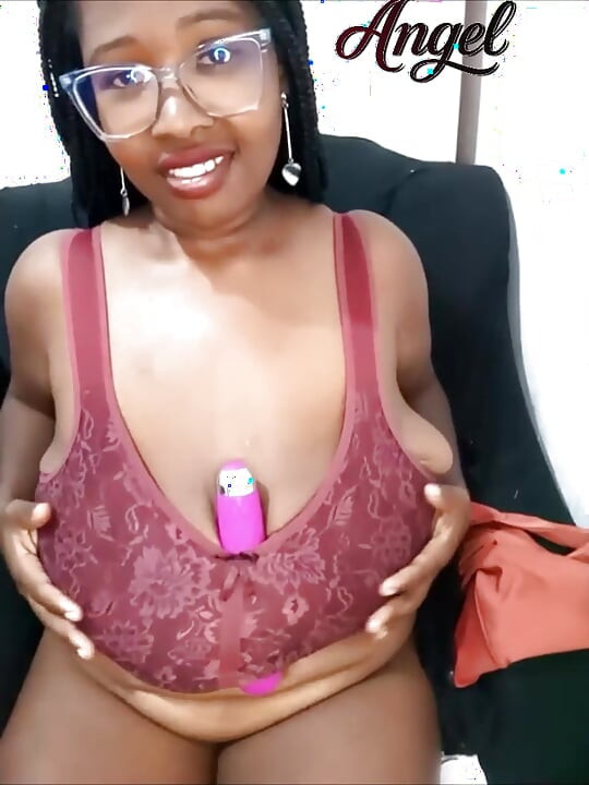 Experimentando roupas enquanto me masturbo e me delicio nos meus grandes peitos