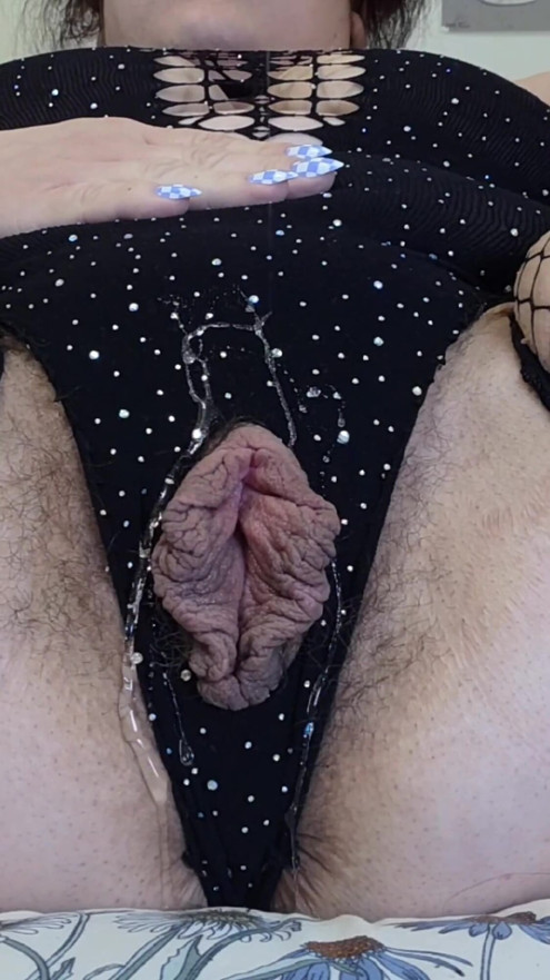 Gata grossa em meia arrastão fode sua buceta peluda com consolos - close-up pingando orgasmo