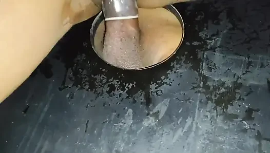 Ich liebe es, schwarzen schwanz am Gloryhole zu lutschen, ich wurde so geil, dass ich ihm sogar meinen Arsch gab!
