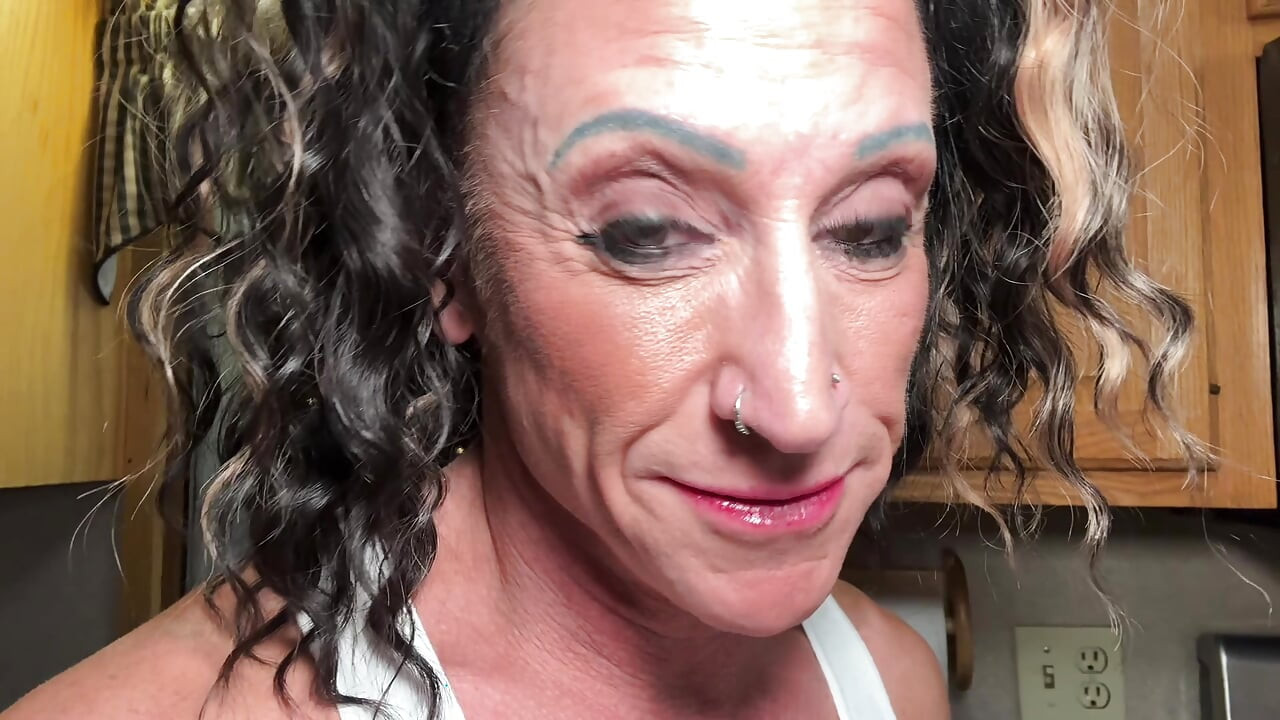 Svalnatá milfka pohltí drcení paroháče v kuchyni