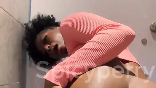 Heißes ebenholz-teen pinkelt in einer öffentlichen toilette