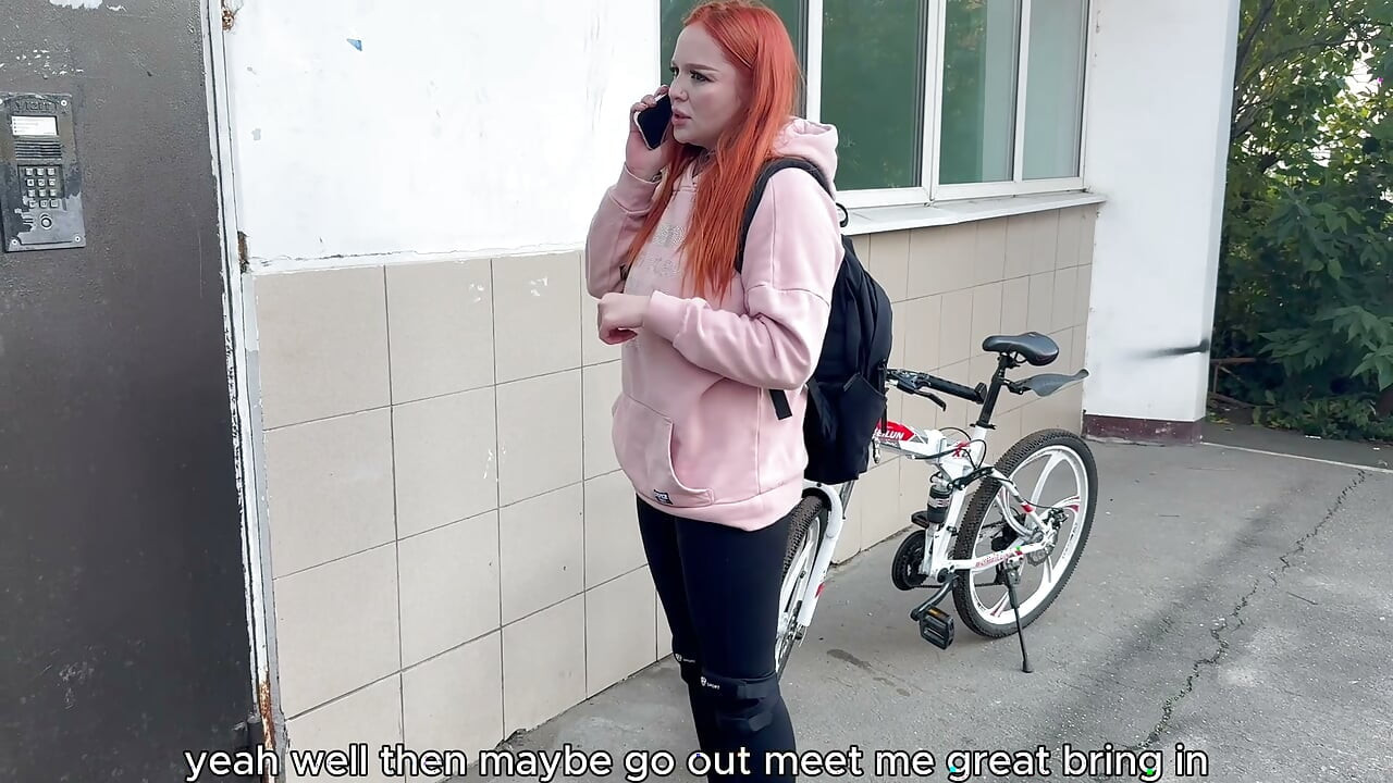 O estranho na bicicleta acabou por ser uma garota muito gostosa.